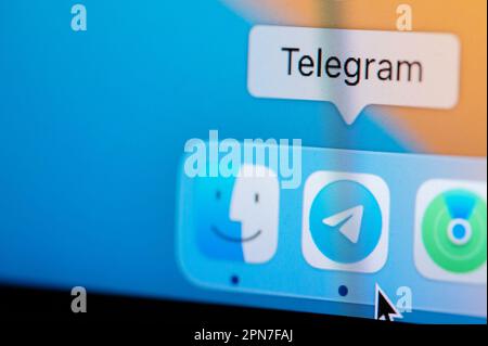 New york, USA - 12. April 2023: Öffnen Sie die Telegram App im macbook Dock, um Chat auf dem Computerbildschirm zu speichern Stockfoto
