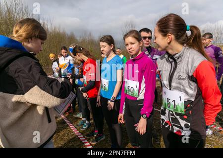 Grodno, Belarus - 26. März 2023: Sportler warten auf das Signal, die Staffel bei Wettkämpfen im Outdoor-Orientering Grodno Forest Day zu starten. Be Stockfoto