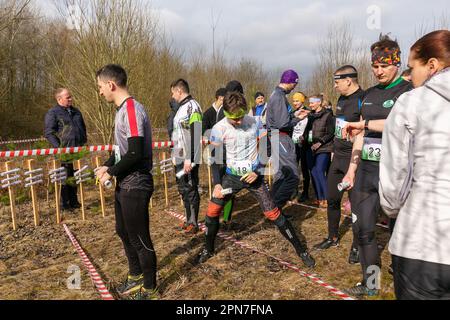 Grodno, Belarus - 26. März 2023: Sportler warten auf das Signal, die Staffel bei Wettkämpfen im Outdoor-Orientering Grodno Forest Day zu starten. Be Stockfoto