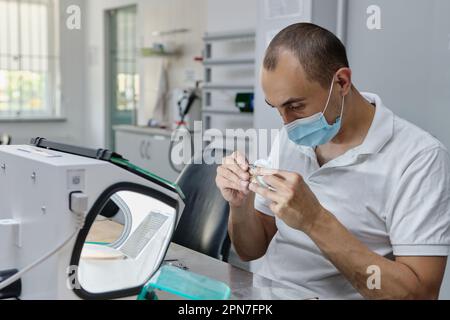 Zahnarzthandfräser Zahnkronen auf 3D-Drucker für Metall. Stockfoto