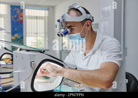 Zahnarzthandfräser Zahnkronen auf 3D-Drucker für Metall. Stockfoto