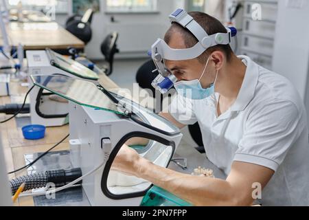 Zahnarzthandfräser Zahnkronen auf 3D-Drucker für Metall. Stockfoto