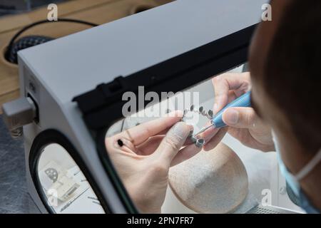 Zahnarzthandfräser Zahnkronen auf 3D-Drucker für Metall. Stockfoto