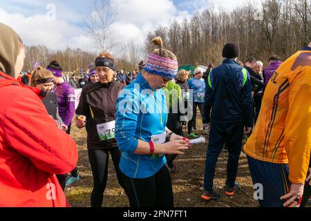 Grodno, Belarus - 26. März 2023: Sportler warten auf das Signal, die Staffel bei Wettkämpfen im Outdoor-Orientering Grodno Forest Day zu starten. Be Stockfoto