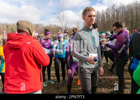 Grodno, Belarus - 26. März 2023: Sportler warten auf das Signal, die Staffel bei Wettkämpfen im Outdoor-Orientering Grodno Forest Day zu starten. Be Stockfoto