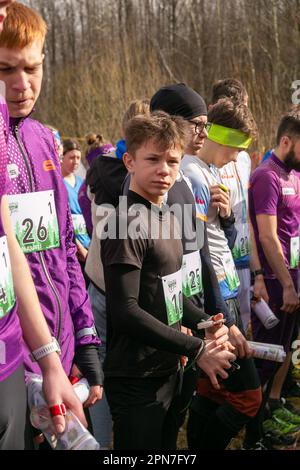 Grodno, Belarus - 26. März 2023: Sportler warten auf das Signal, die Staffel bei Wettkämpfen im Outdoor-Orientering Grodno Forest Day zu starten. Be Stockfoto