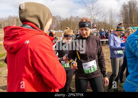 Grodno, Belarus - 26. März 2023: Sportler warten auf das Signal, die Staffel bei Wettkämpfen im Outdoor-Orientering Grodno Forest Day zu starten. Be Stockfoto