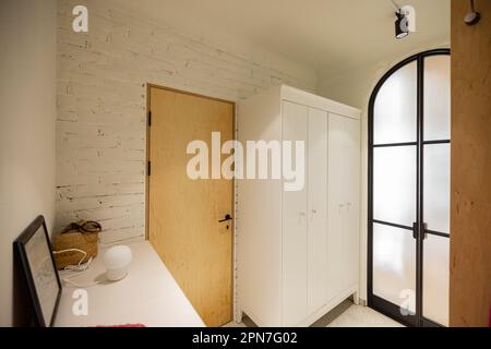 Appartementflur in weißen Farbtönen Stockfoto