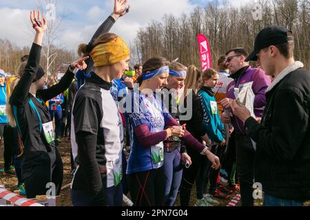 Grodno, Belarus - 26. März 2023: Sportler warten auf das Signal, die Staffel bei Wettkämpfen im Outdoor-Orientering Grodno Forest Day zu starten. Be Stockfoto