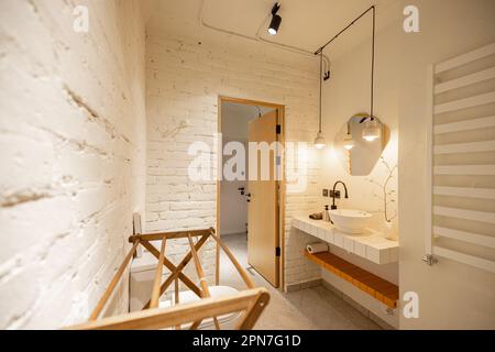 Stilvolles Badezimmer mit weißen Backsteinwänden Stockfoto