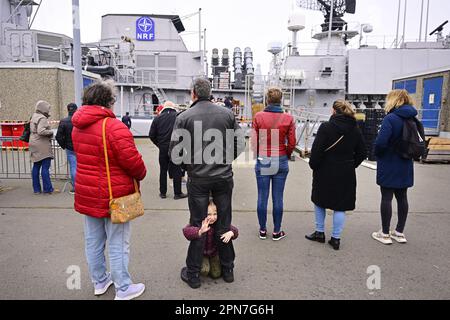 DEN HELDER, Niederlande - 17/04/2023, Besatzungsmitglieder der Fregatte Zr.Ms. Van Amstel verabschiedet sich vor der Abfahrt. Das Marineschiff wird Teil der ständigen NATO Maritime Group 1 (SNMG1) und gehört zu den 4 rasch verlegbaren NATO-Flotten. Die Zr.Ms. Van Amstel ist spezialisiert auf U-Boot-Kriegsführung. ANP OLAF KRAAK niederlande Out - belgien Out Credit: ANP/Alamy Live News Stockfoto