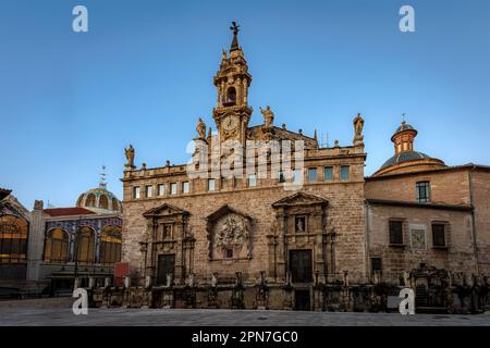 Sant Joan del Mercat oder Santos Juanes römisch-katholische Kirche hinter der Fassade. Das Foto wurde am 11. Februar 2023 in Valencia, Spanien, aufgenommen. Stockfoto