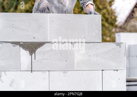 Bau einer Wand eines Hauses aus Porenbetonblöcken Stockfoto