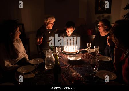Die Kerzen ausblasen Stockfoto