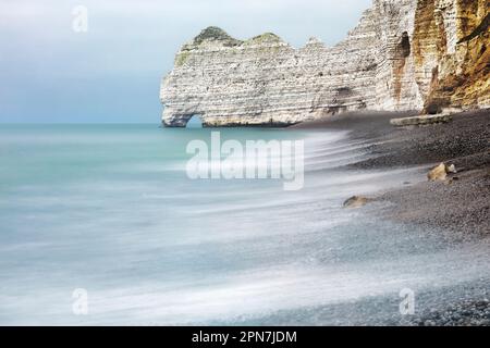 Porte d'Amont, Felsbogen am Strand von Etretat, Alabasterküste, Normandie, Frankreich Stockfoto