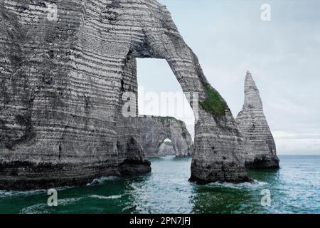 Felsformation mit Steinbogen Etretat, Alabasterküste, Normandie, Frankreich Stockfoto