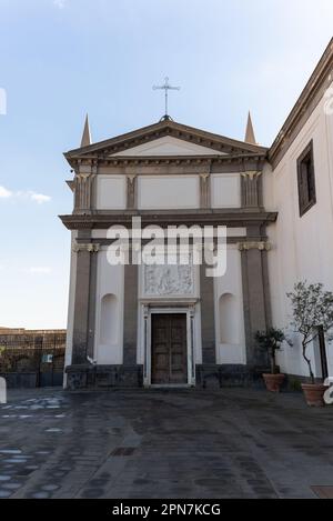 Neapel - Italien - 2. Februar 2023: Außenfassade von St. Martino-Museum und Frauenkirche Stockfoto