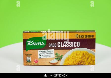 Neapel - Italien - 23. Februar 2023: Packung mit 10 Kräuterbrühe der Marke Knorr Stockfoto