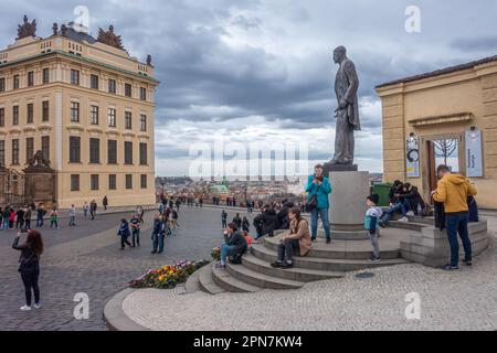 Prag, Tschechien - 03.24.2023: Menschen versammeln sich auf dem Prager Burgplatz unter der Statue des ehemaligen Präsidenten Tomas Garrigue Masaryk. Bewölkter Tag Stockfoto