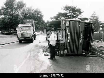 Die Polizei war am Unfallort eines Lastwagens in Salisbury 1991. Keine schweren Verletzungen. Stockfoto