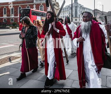 Christathon-Marscher gehen am Ostersonntag in London auf die Straße. Stockfoto