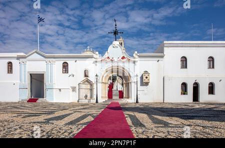 Griechisch-orthodoxe Kirche auf Tinos, Kykladen, Griechenland. Megalohari Evangelistria Marmortempelfassade, blauer Himmelshintergrund. Stockfoto