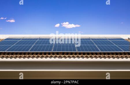 Autonome Solarpaneele auf dem Ziegeldach des Hauses. Alternative ökologische erneuerbare Energiequelle saubere Umwelt, Gewinn. Stockfoto