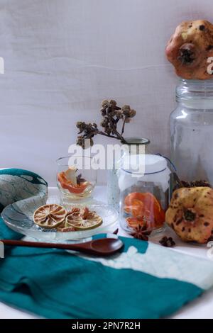 Eine Vielzahl von getrockneten Zitronenscheiben und Aromaten auf weißem Hintergrund, perfekt für Aromatherapie Stockfoto