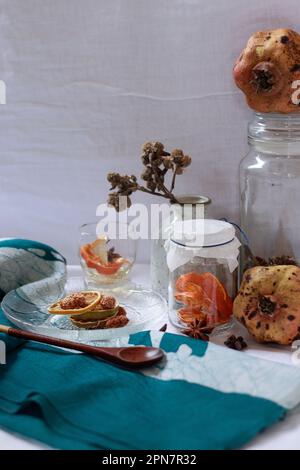 Eine Vielzahl von getrockneten Zitronenscheiben und Aromaten auf weißem Hintergrund, perfekt für Aromatherapie Stockfoto