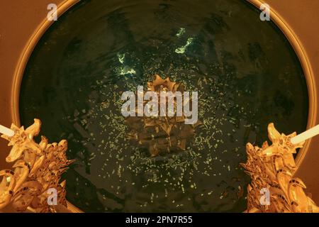 Ein goldener Wunschbrunnen in Wat Rong Khun, oder weißer Tempel, in Chiang Rai, Thailand Stockfoto