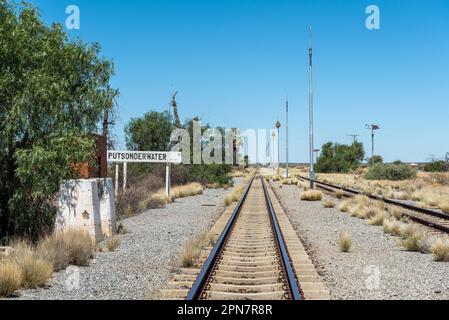 Der Bahnhof in Putsonderwater, einer Geisterstadt in der Provinz Nordkap. Eine Namenstafel wird angezeigt Stockfoto