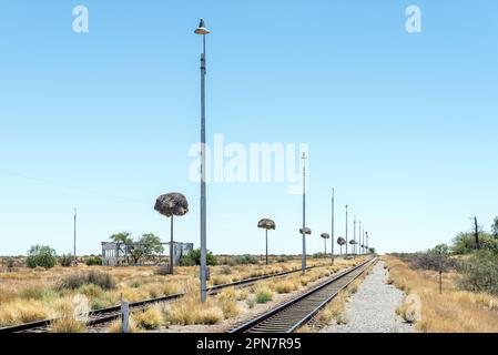 Der Bahnhof in Putsonderwater, einer Geisterstadt in der Provinz Nordkap. Lampenmasten und Vogelnester sind sichtbar Stockfoto