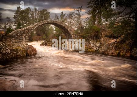 Die alte Packhortbrücke an der Carr Bridge am Rande des Cairngorms Nationalparks. Es stellte sich heraus, dass es ein praktischer Ort war, um anzuhalten und mir die Beine zu vertreten Stockfoto