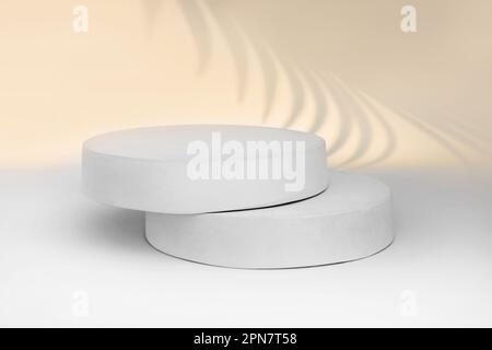 Podium für Kosmetik, Seife, Artikelpräsentation. Abstrakte Minimale Geometrische Kugel. Zylinder Zwei Formen, Weicher Schatten. Anzuzeigende Szene Produkt, Objekt. Sho Stockfoto