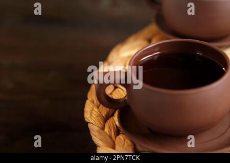 Teezeremonie. Traditionelles Asiatisches Teeutensil, Serviert Authentisches Set. Person, die Tee von der Teekanne aus brauner Keramik bis zur Teekanne einschenkt. Bambusschale. Lifestyle. Wir Stockfoto
