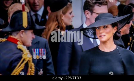 MEGHAN Duchess of Sussex rücksichtsvoll auf der Beerdigung von Königin Elizabeth II., Abfahrt St. Georges Chapel Windsor Castle Berkshire UK Meghan Markle auf den Stufen der Windsor Royal Chapel Windsor Castle Windsor Berkshire UK 19. September 2022 UHD-Standbild Stockfoto