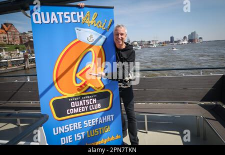 Hamburg, Deutschland. 17. April 2023. Thomas Hermanns, Moderator und Gründer des Quatsch Comedy Club, steht während einer Pressekonferenz auf einem Ausflugsschiff, während er durch den Hafen fährt. Der Quatsch Comedy Club kehrt nach drei Jahren nach Hamburg zurück. Auf dem Paddeldampfer „Queen“ des Schifffahrtsunternehmens Kapitän Prüsse treten ab dem 13. Mai wieder Comedians auf. Kredit: Christian Charisius/dpa/Alamy Live News Stockfoto