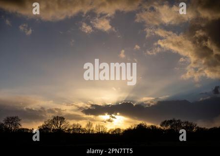 Atemberaubender Sonnenuntergang in West Sussex Frühling nach heftigem Sturm Stockfoto