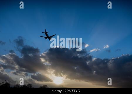 Landeanflug eines gewerblichen Flugzeugs Stockfoto