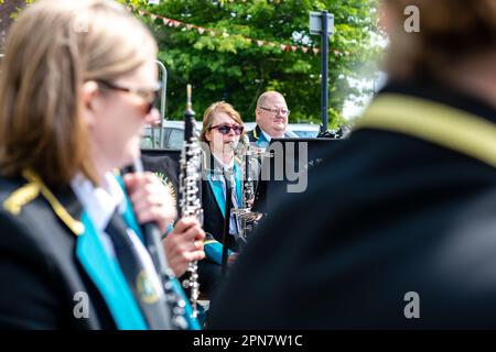 Die Millennium-Konzertband Crawley spielt in der High Street für das Queens Jubilee 2022 Stockfoto