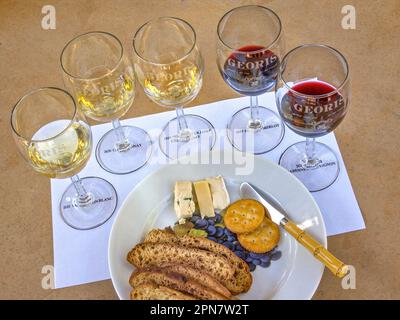 Weinprobe Kalifornien USA unter freiem Himmel im kalifornischen Weingut „Georis“, mit einer Auswahl von 2020 gekennzeichneten Rot- und Weißweinsorten mit Käse und trockenen Toasts/Keksen Carmel Valley California USA Stockfoto