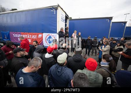 PRODUKTION – 17. April 2023, Hessen, Weiterstadt: Gabriele Bischoff (SPD, l), Mitglied des Europäischen Parlaments, spricht mit Fahrern während eines Streiks von LKW-Fahrern eines polnischen Logistikunternehmens im Servicegebiet Gräfenhausen West. Die Lkw-Fahrer fordern seit mehreren Wochen ausstehende Löhne von ihrem Arbeitgeber. Foto: Sebastian Gollnow/dpa Stockfoto