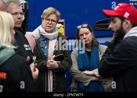 PRODUKTION – 17. April 2023, Hessen, Weiterstadt: LKW-Fahrer sprechen mit Gabriele Bischoff (SPD, l), Mitglied des Europäischen Parlaments, und Agnes Jongerius (Partij van de Arbeid, r), Mitglied des Europäischen Parlaments, während eines Streiks von LKW-Fahrern eines polnischen Logistikunternehmens im Servicegebiet Gräfenhausen West. Die Lkw-Fahrer fordern seit mehreren Wochen ausstehende Löhne von ihrem Arbeitgeber. Foto: Sebastian Gollnow/dpa Stockfoto