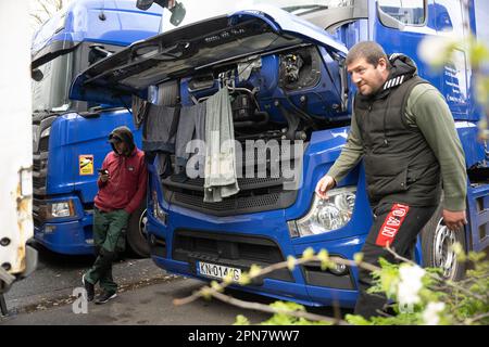 PRODUKTION – 17. April 2023, Hessen, Weiterstadt: LKW-Fahrer stehen während eines Streiks von LKW-Fahrern eines polnischen Logistikunternehmens im Servicebereich Gräfenhausen zwischen LKW. Die Lkw-Fahrer fordern seit mehreren Wochen ausstehende Löhne von ihrem Arbeitgeber. Die ersten Fahrer haben bereits einen Teil ihres Lohns erhalten, aber eine große Zahl wartet noch. Foto: Sebastian Gollnow/dpa Stockfoto