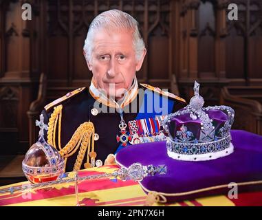 KÖNIG KARL III. PORTRÄTUNIFORM 2022 KRONJUWELEN KOPF DER STAATSKRÖNUNG SCHICKSAL. Ein nachdenklicher König Karl III. Bei der Beerdigung von Königin Elisabeth II. In St. George’s Chapel Windsor, mit der Monarch’s Imperial State Crown, Sceptre und Orb auf dem Sarg Ihrer Majestät, die historischen Symbole des britischen Souveräns während der Beerdigung zu sehen. 19/09/2022 St. Georges Chapel Windsor Berkshire UK. Konzeptionell harmonischer Hintergrund mit einzigartiger digitaler Bildverschmelzung Stockfoto