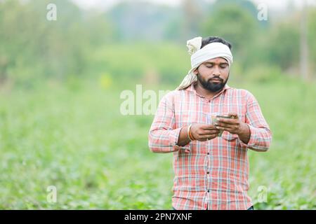 Glücklicher indischer Bauer, junger Bauer lächelt auf der Farm Stockfoto