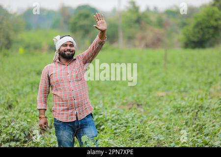 Glücklicher indischer Bauer, junger Bauer lächelt auf der Farm Stockfoto