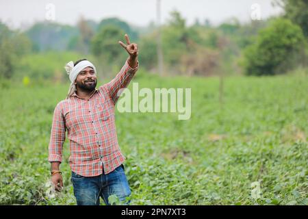 Glücklicher indischer Bauer, junger Bauer lächelt auf der Farm Stockfoto