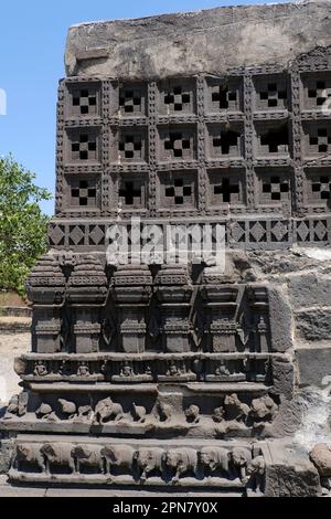 Skulpturen an der Außenwand des Laxminarayana-Tempels, einem der fünf Felsentempel in Dharmaveergad/Bahadurgad, Pedgaon, Taluka Shrigo Stockfoto