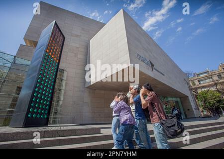 Argentinien, Buenos Aires, Malba ist das Museum für lateinamerikanische Kunst. Vor dem Gebäude befindet sich ein Kunstwerk, das den Lärm registriert. Wenn das Volumen Stockfoto